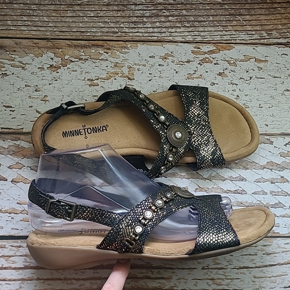 Minnetonka sz 9 wide black gold sandals